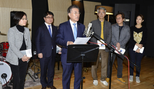 시각장애인을 위한 오디오 북 녹음하는 문재인 전 대표 | 인스티즈