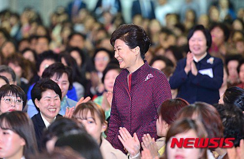 참석자들 박수 받는 박근혜 대통령 | 인스티즈