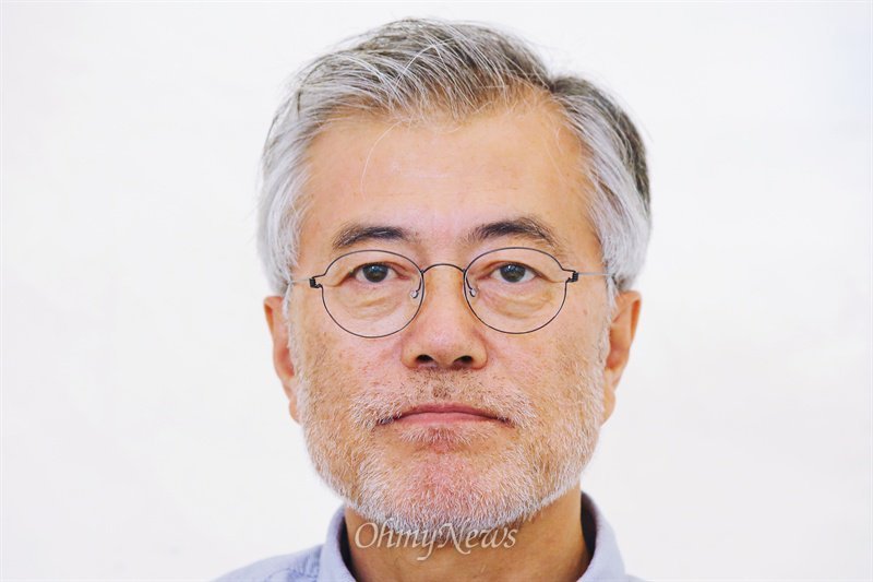 뭘 입어도 무사고 경력 30년 장기근속자 같아 보이는 문재인 | 인스티즈