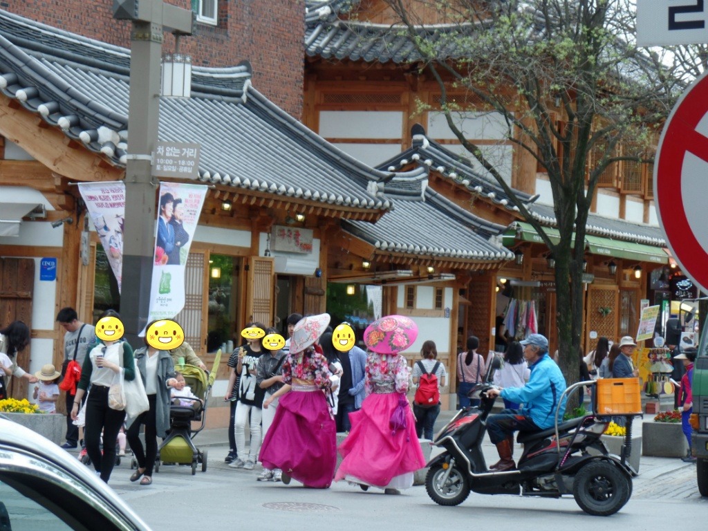 한복열풍이 분 전주한옥마을에서 예쁜 한복을 입고 한옥마을 거리 곳곳을 산책하는 아가씨들 | 인스티즈