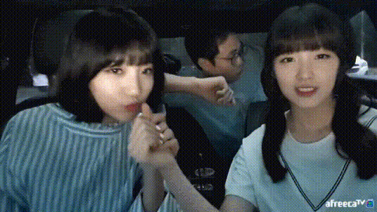 어제 아프리카tv 방송에서 꽁냥꽁냥 쩔었던 오마이걸 비니 & 아린.gif | 인스티즈