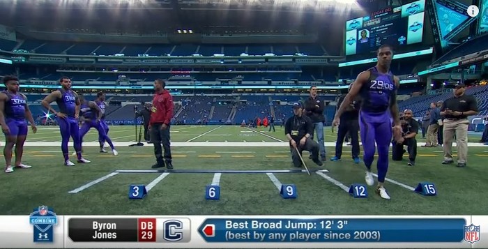 제자리 멀리뛰기 세계 신기록을 세운 NFL 선수......gif | 인스티즈