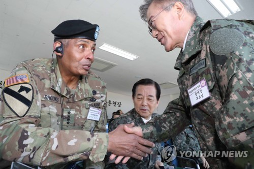 화력격멸훈련 참관하는 문재인 | 인스티즈