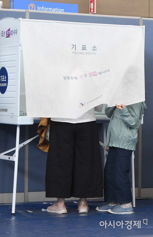 어린이날 부모님들 따라 투표장 온 아이들 .jpg | 인스티즈