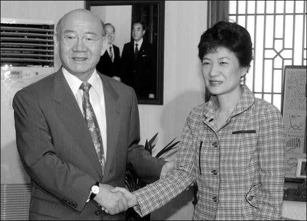 국민들에게 대통령를 선출할수 있는 자유를 안주려고 사람들 때려 죽이고 고문하고 그랬던 사람들 | 인스티즈