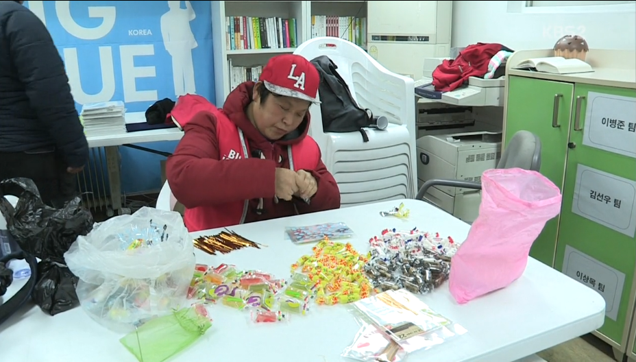 다큐3일 지하철역앞에서 잡지를 파는 노숙자출신 "빅이슈 판매원들" | 인스티즈