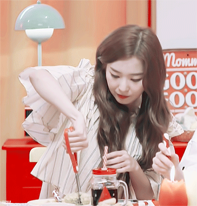 방송에서 계속 먹기만 하는 슬기.gif | 인스티즈