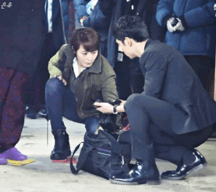 [시그널] 여자주인공 김혜수를 챙기는 모습이 현실 박해영 돋는 이제훈 | 인스티즈