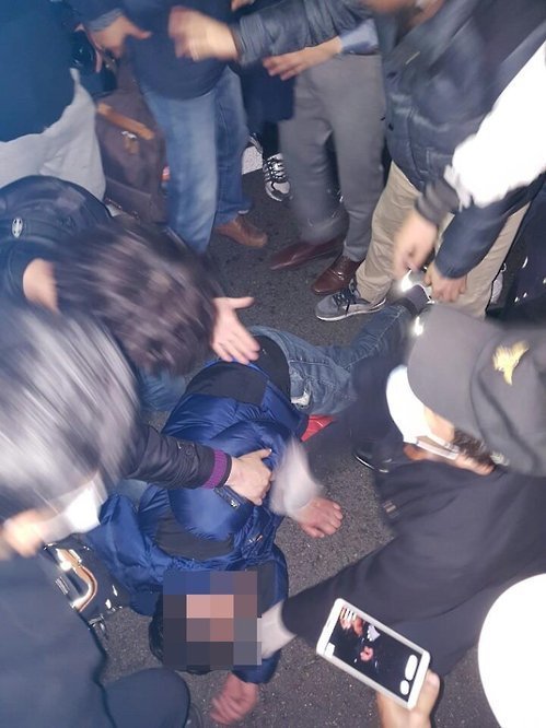 광화문 촛불집회서 심상정 의원 칼로 찌를려다가 잡힌 괴한 모습.jpg | 인스티즈