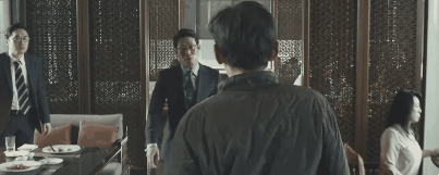 베테랑에서 전혀 웃긴 상황이 아닌데 관객들 다 웃던 장면.gif | 인스티즈