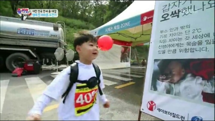 [슈퍼맨이돌아왔다] 무서워하는 만세를 데리러가는 민국이.jpg | 인스티즈