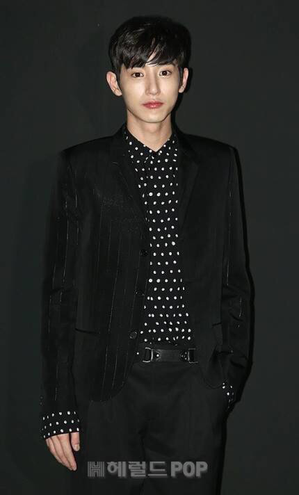 오늘 자 생로랑 행사장에 참석한 뭔가 어색해진 이수혁.jpg | 인스티즈