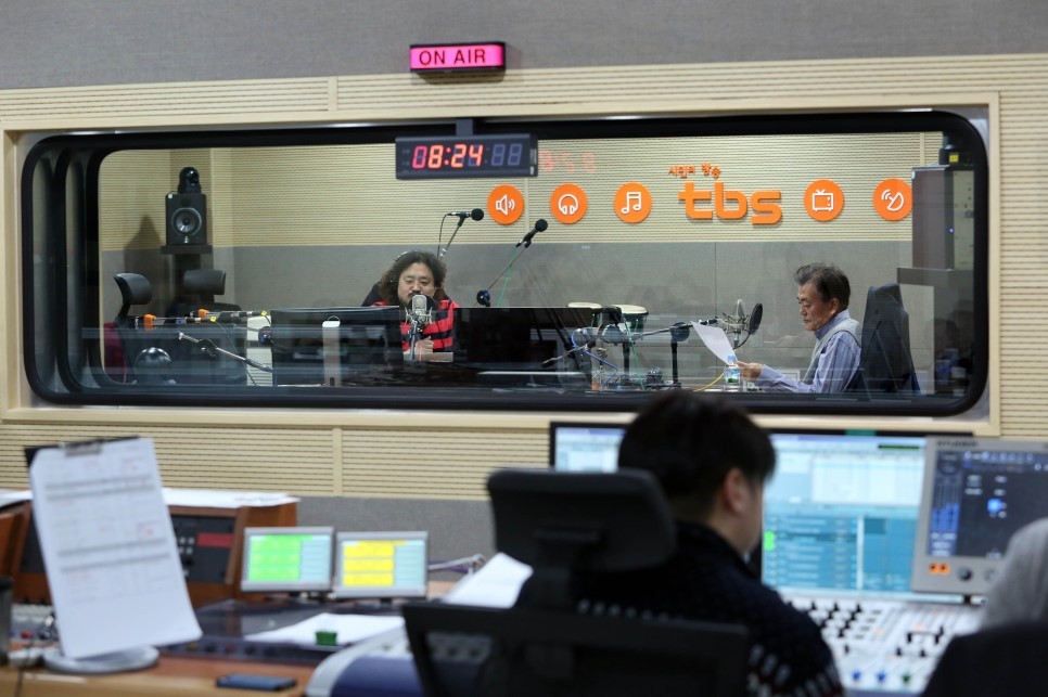 문재인 전대표 오늘 아침 라디오 출연 때 모습 | 인스티즈