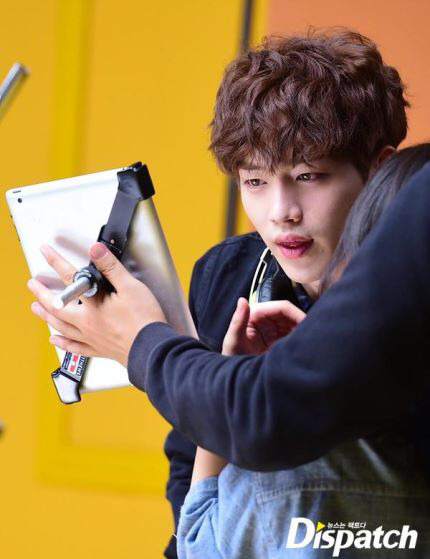치즈인더트랩 포스터 촬영현장.jpg | 인스티즈