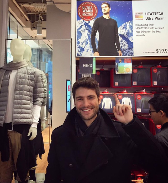 옷가게에 자기사진이 있어서 엄청나게 기쁜 모델 | 인스티즈