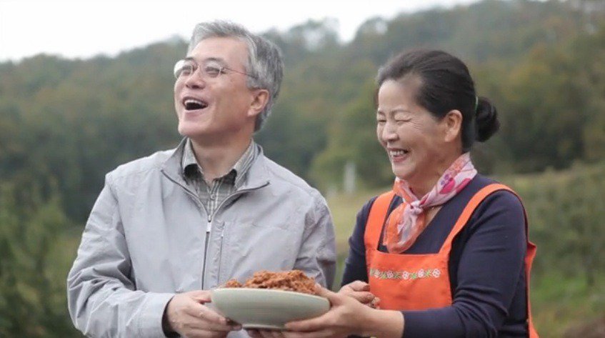 뭘 입어도 무사고 경력 30년 장기근속자 같아 보이는 문재인 | 인스티즈