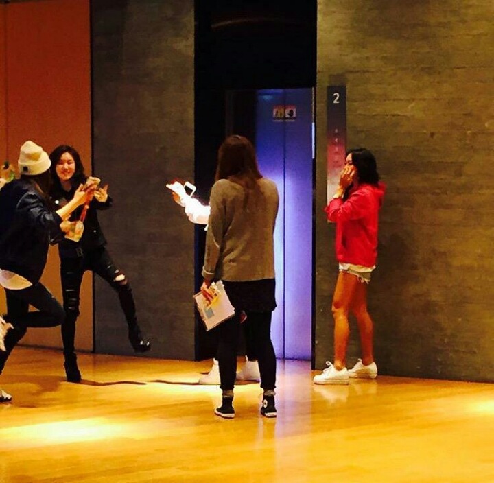 사이 좋아보이는 예지와 수아 | 인스티즈