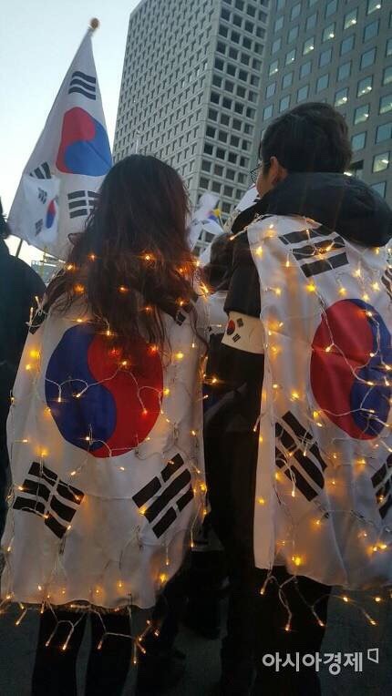[17차촛불집회] 태극기 걸친 20대·군복입은 중년여성..반대집회 이색 참가자들 | 인스티즈