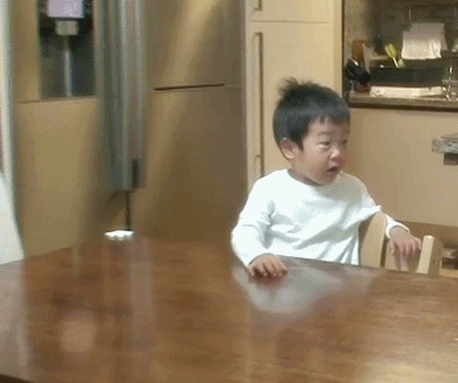 서언이한테 형은 표정이 왜그래?라고 묻는 서준이 | 인스티즈