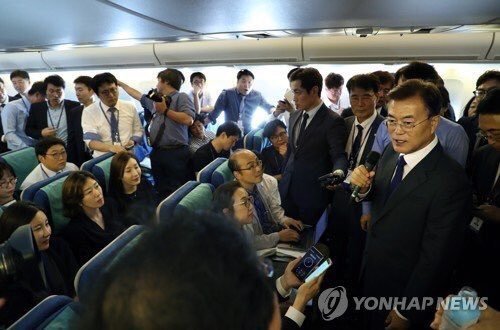 대통령이 비행기 안에서 기자들을 대하는 태도 | 인스티즈