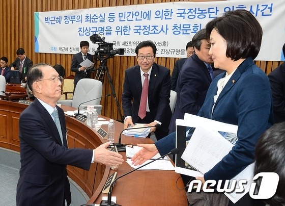 박영선에게 감사인사하는 김기춘.jpg | 인스티즈