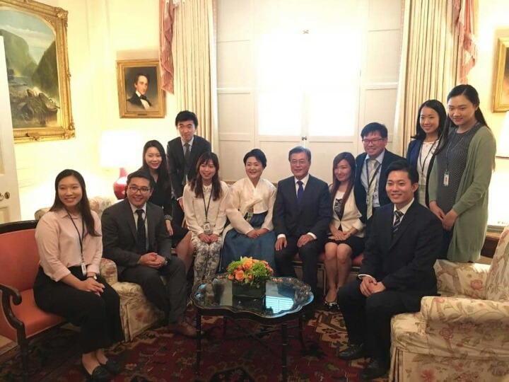 김경수, 한미정상회담을 성공적으로 마치고 귀국하는 대통령 전용기 안 입니다 | 인스티즈
