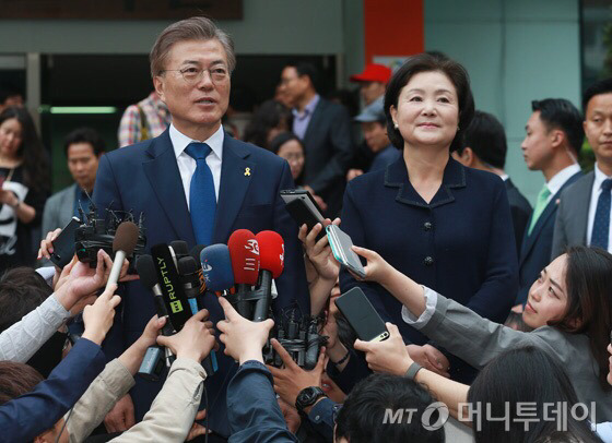 5/9 오전, 투표하는 문재인.jpg | 인스티즈