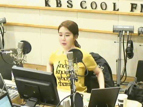 유인나 보이는 라디오에서 의자 제껴서 앉는 장면.GIF | 인스티즈