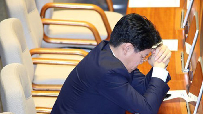 민주당 의원들에게 둘러싸인 장제원.jpg | 인스티즈