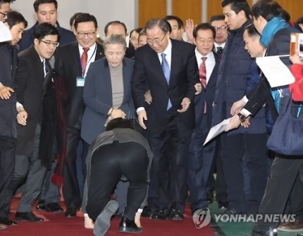 반기문 전 총장에게 큰절하는 시민 | 인스티즈