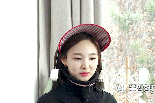 이상행동 보이는 나연 .gif | 인스티즈