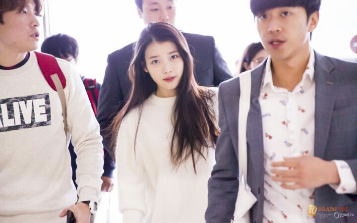 아이유 흰 니트 • 청바지 코디.jpg | 인스티즈