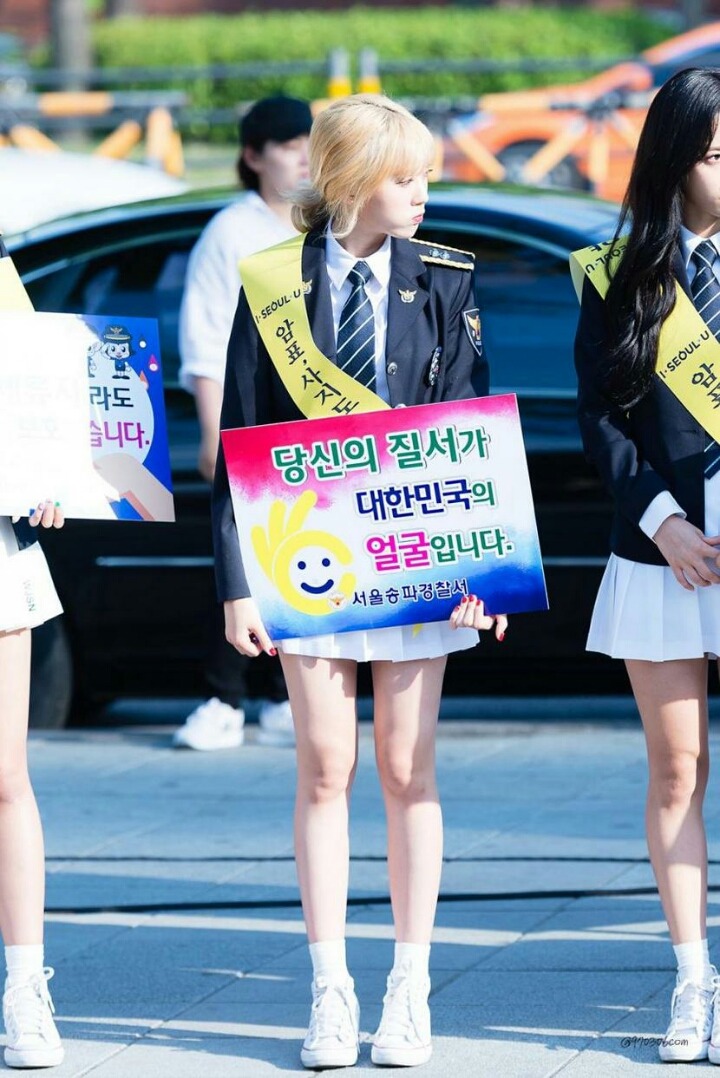 어제자 경찰제복 우주소녀 | 인스티즈