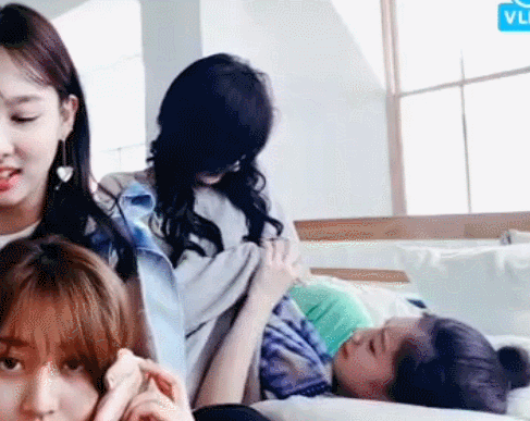 트와이스 사나 머리카락으로 동굴탐험 | 인스티즈