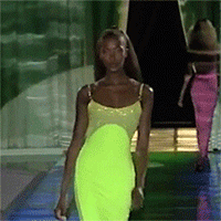 [나오미캠벨] 성격은 뭐같아도 모델 실력은 하나는 타고난 그녀의 움직이는 워킹짤 | 인스티즈