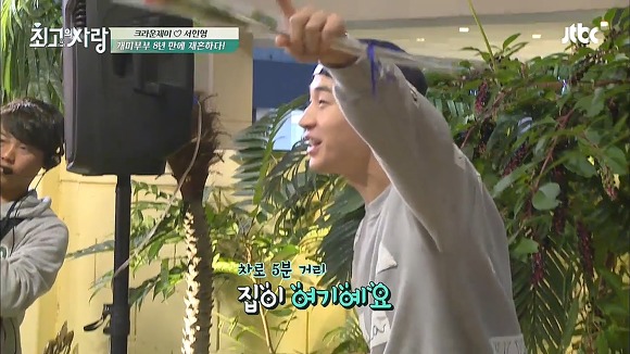 지나가던 길에 자꾸 방송 출연하는 아이돌 | 인스티즈