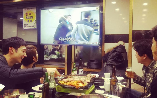 [시그널] 실제로 금이야 옥이야 여왕님 모시듯 김혜수를 대하는 이제훈 | 인스티즈