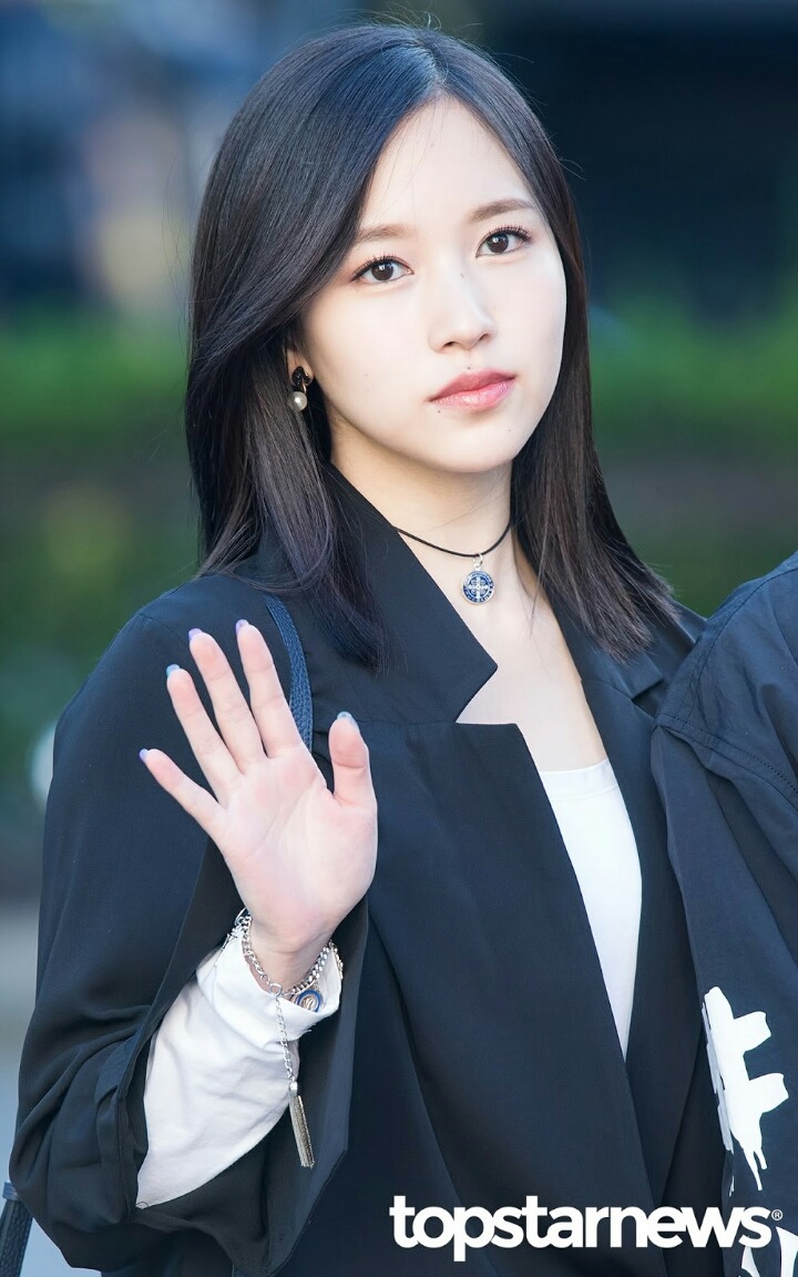 서로다른 분위기의 사나와 미나 뮤뱅 출근길.jpg | 인스티즈