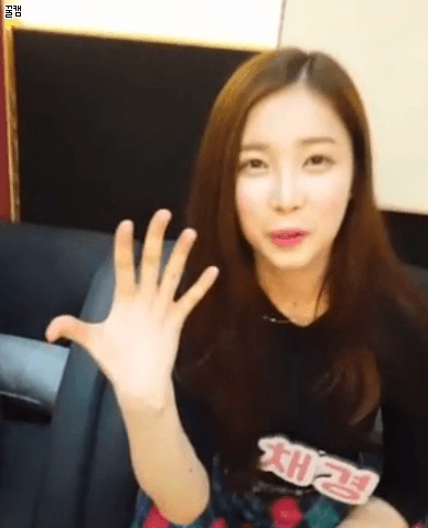 프로듀스101 의외인 윤채경 손가락 길이.gif | 인스티즈