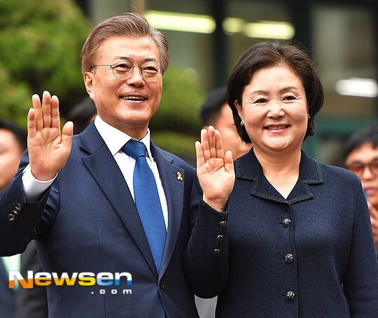 5/9 오전, 투표하는 문재인.jpg | 인스티즈