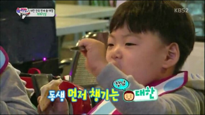 [슈퍼맨이돌아왔다] 만세에게 스테이크 양보하는 대한이.jpg | 인스티즈