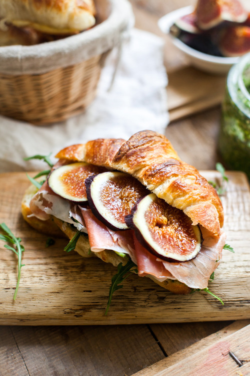 Croissant (크로와상) + Pain au Chocolat (뺑오쇼콜라) | 인스티즈