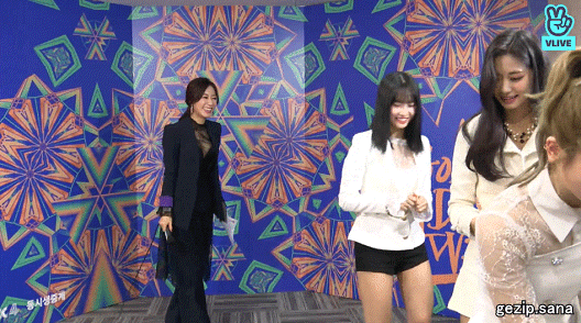 인터뷰끝나고 과자집어가는 트와이스 ㅋㅋㅋㅋ.gif | 인스티즈