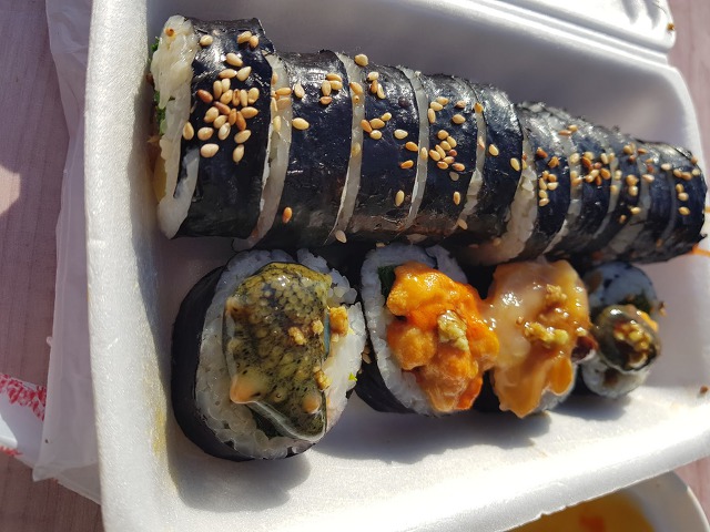 부산에서 유명한 해물김밥(성게알 김밥).jpg | 인스티즈