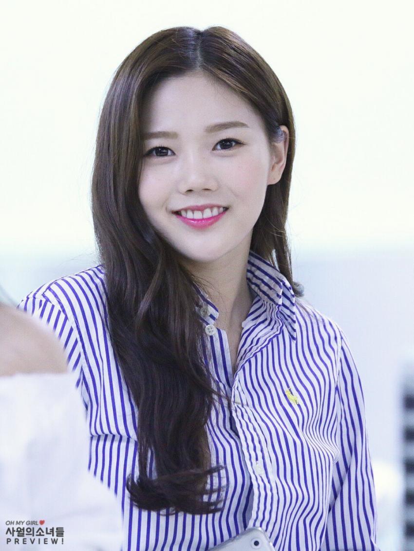 폭죽에 놀랐다가 다시 미소를 찾는 오마이걸 효정.gif | 인스티즈