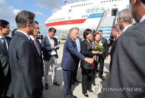 러시아 도착한 문재인 대통령 | 인스티즈