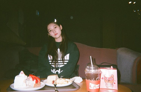 김새론과 바닷가에 간 예리.jpg | 인스티즈