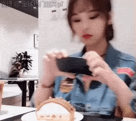 여친의 신성한 의식을 방해하는 남친.gif | 인스티즈