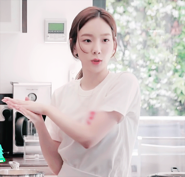 베이킹에 집중하는 태연.gif | 인스티즈