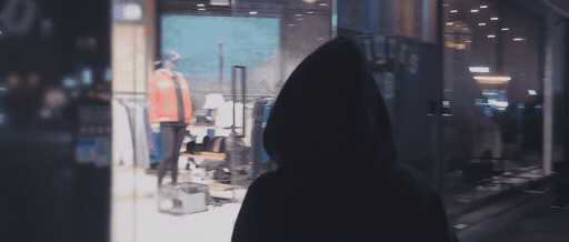 옷매장에서 어깨빵 당하는 트와이스 나연.gif | 인스티즈